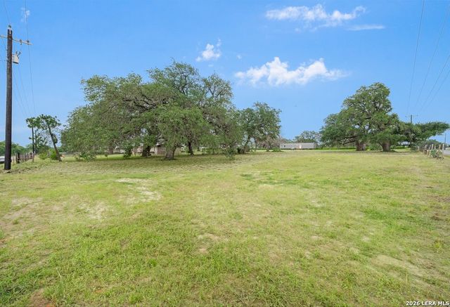 1081 County Road 773, Devine, TX 78016