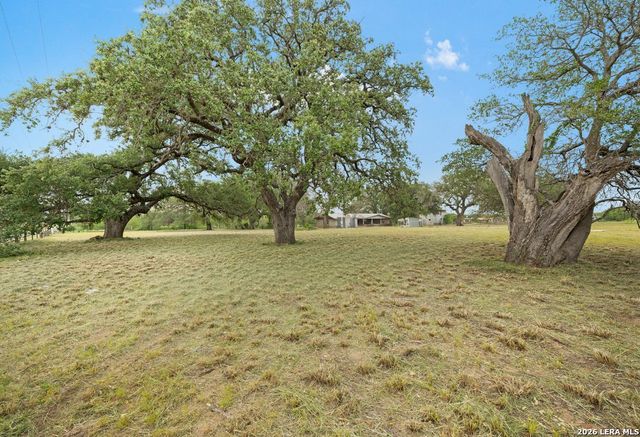 1081 County Road 773, Devine, TX 78016