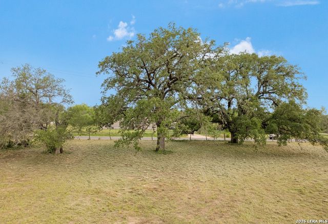 1081 County Road 773, Devine, TX 78016