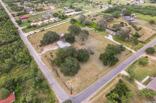 1081 County Road 773, Devine, TX 78016