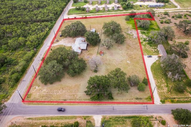 1081 County Road 773, Devine, TX 78016