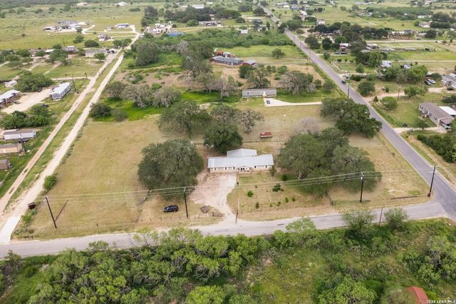 1081 County Road 773, Devine, TX 78016