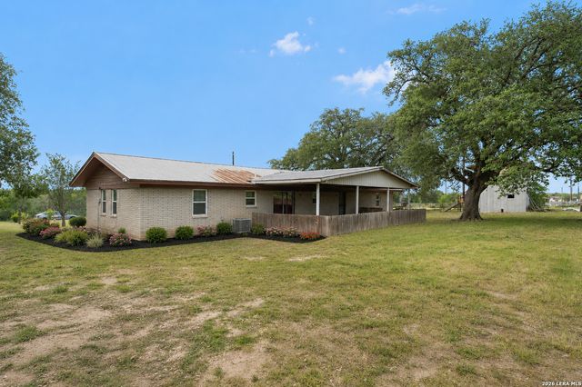 1081 County Road 773, Devine, TX 78016