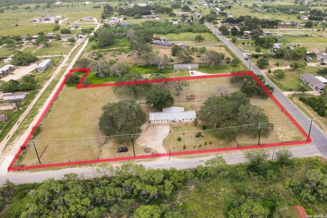 1081 County Road 773, Devine, TX 78016