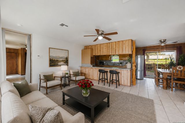 1081 County Road 773, Devine, TX 78016