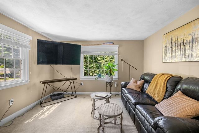 15 Hartshorne Rd, Wakefield, MA 01880