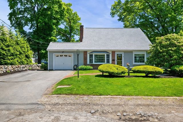 15 Hartshorne Rd, Wakefield, MA 01880