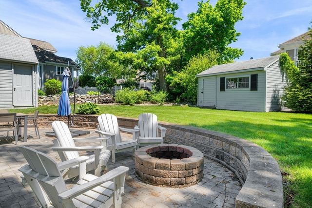 15 Hartshorne Rd, Wakefield, MA 01880