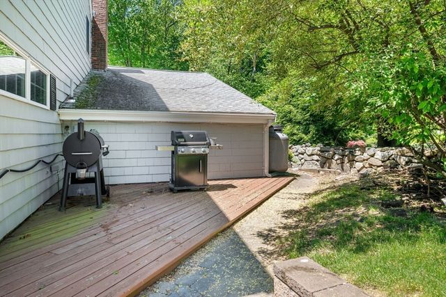 15 Hartshorne Rd, Wakefield, MA 01880