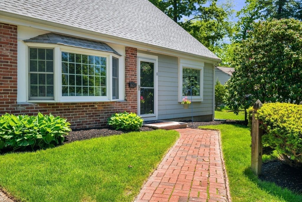 15 Hartshorne Rd, Wakefield, MA 01880