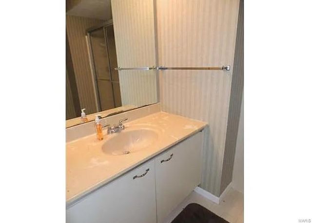 2314 Seven Pine Dr 8, St Louis, MO 63146