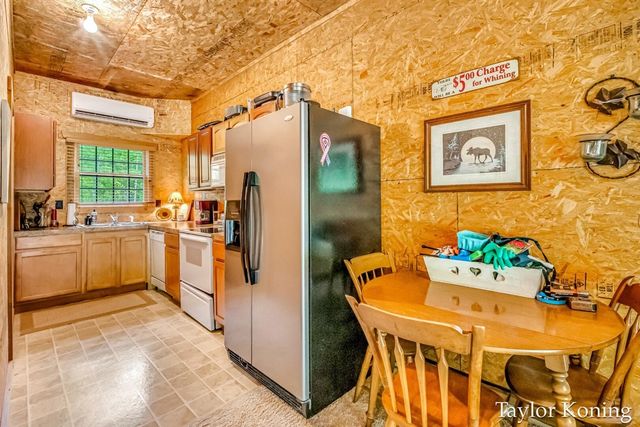 3111 N 128th Avenue, Hart, MI 49420