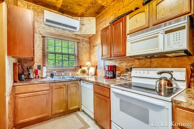 3111 N 128th Avenue, Hart, MI 49420