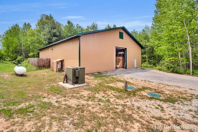 3111 N 128th Avenue, Hart, MI 49420