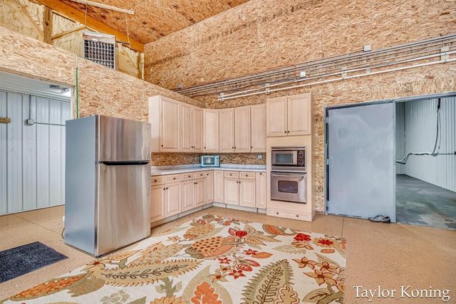 3111 N 128th Avenue, Hart, MI 49420