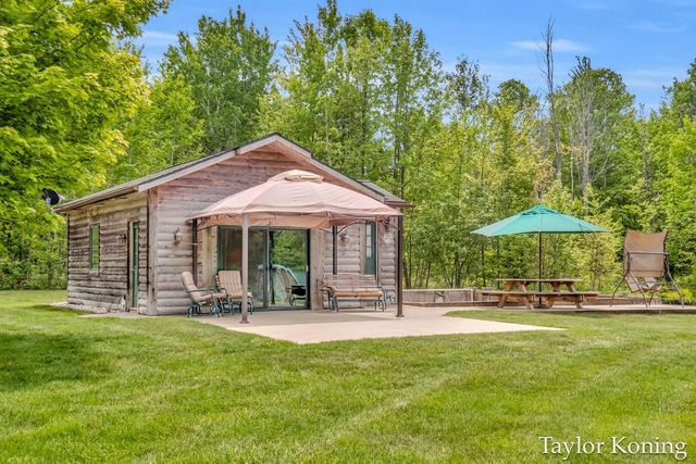 3111 N 128th Avenue, Hart, MI 49420