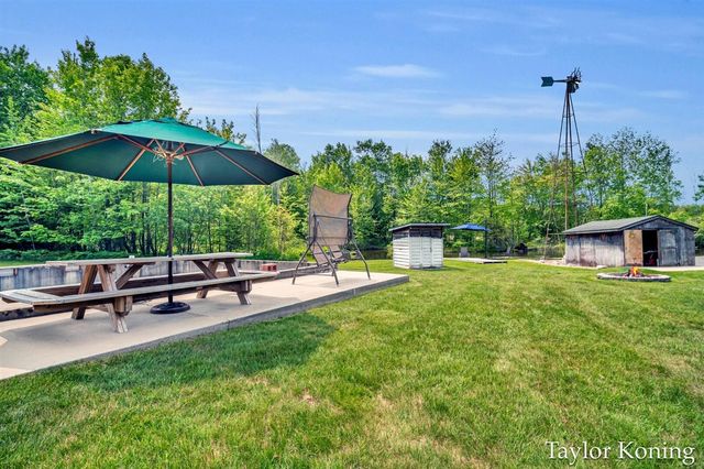 3111 N 128th Avenue, Hart, MI 49420