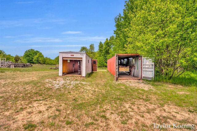 3111 N 128th Avenue, Hart, MI 49420