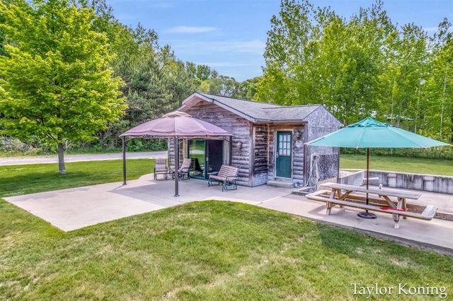 3111 N 128th Avenue, Hart, MI 49420