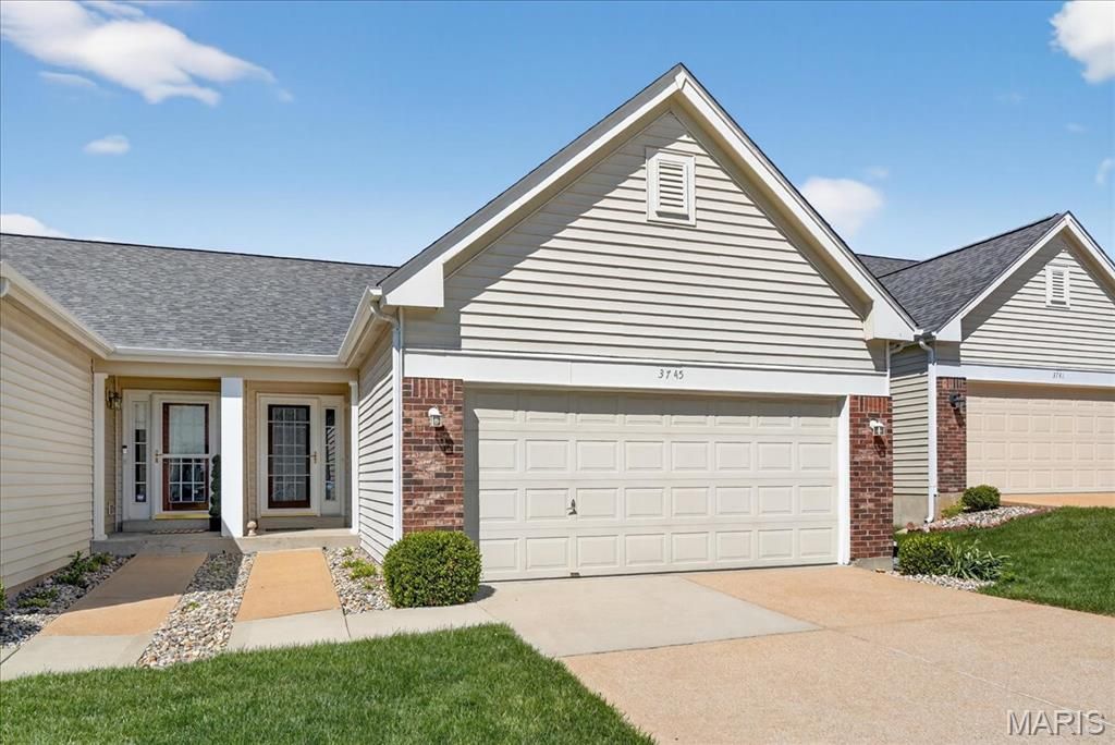 3745 Southern Manor Drive, St Louis, MO 63125