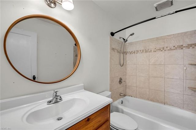 40 Crestwood CIR, Hampton, VA 23669