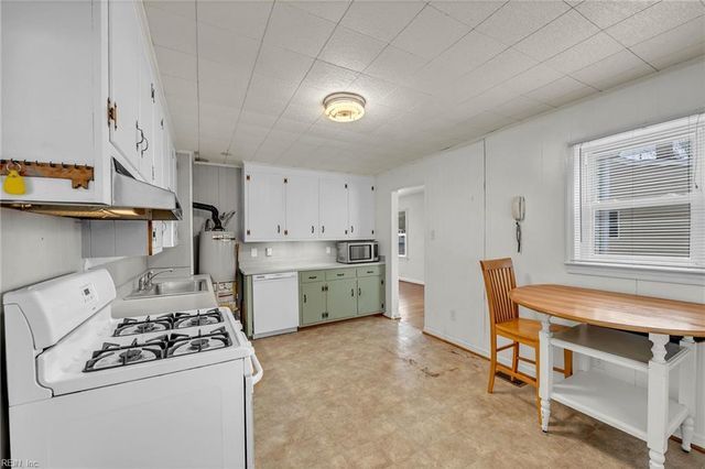 40 Crestwood CIR, Hampton, VA 23669