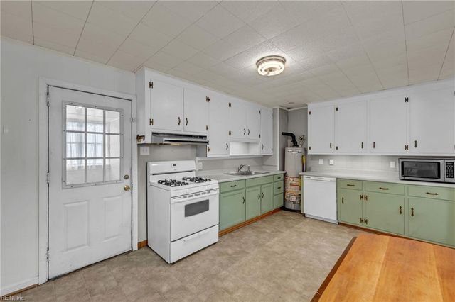 40 Crestwood CIR, Hampton, VA 23669