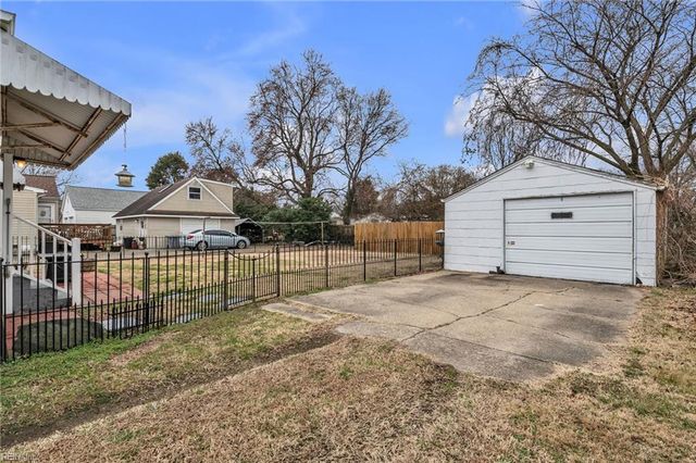 40 Crestwood CIR, Hampton, VA 23669