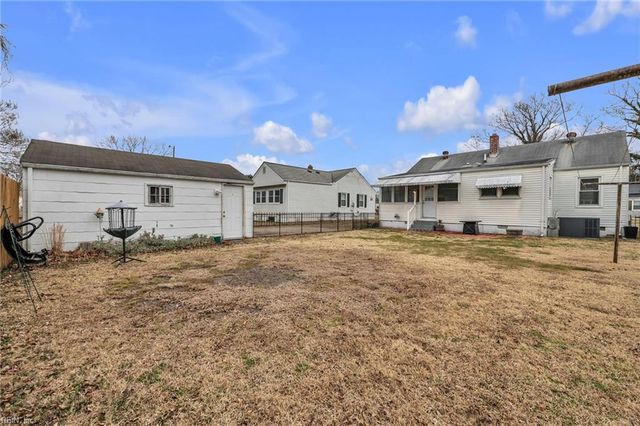 40 Crestwood CIR, Hampton, VA 23669