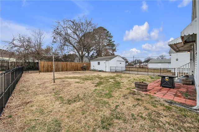 40 Crestwood CIR, Hampton, VA 23669