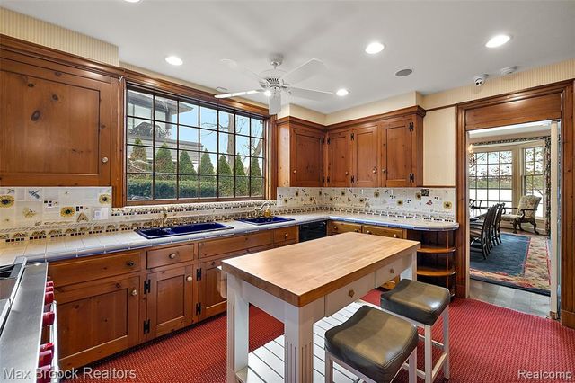 3945 Kirkland Court, Bloomfield Hills, MI 48302