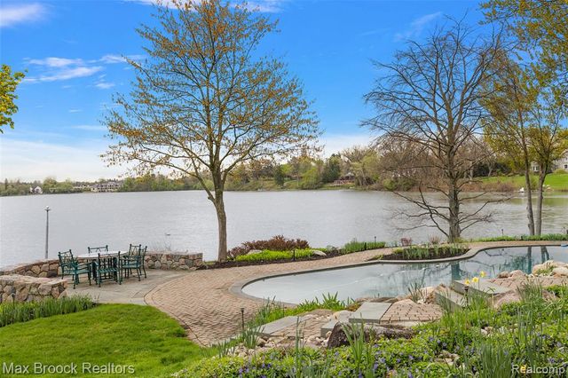 3945 Kirkland Court, Bloomfield Hills, MI 48302