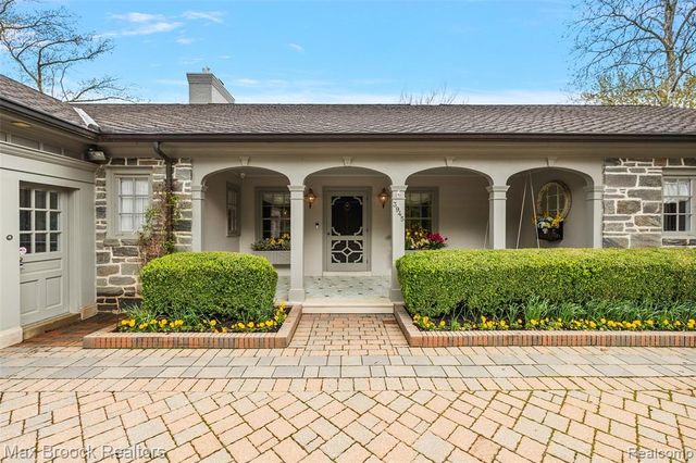 3945 Kirkland Court, Bloomfield Hills, MI 48302