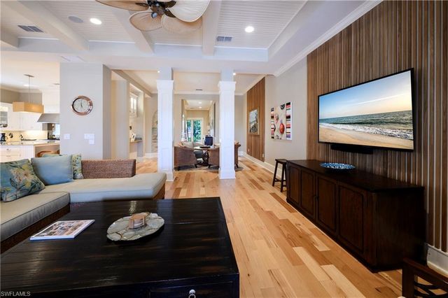 725 W Lake DR, Naples, FL 34102