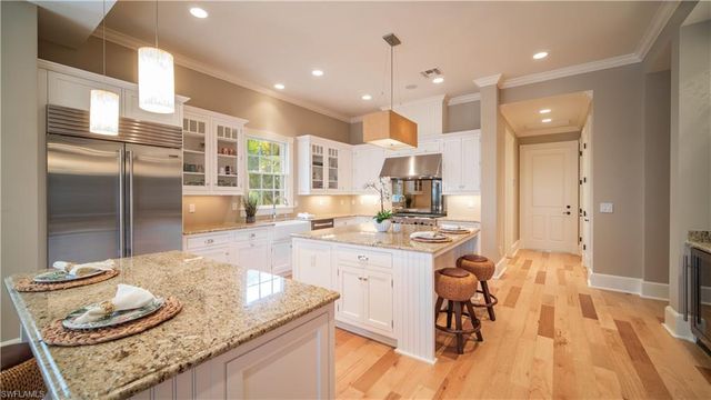 725 W Lake DR, Naples, FL 34102