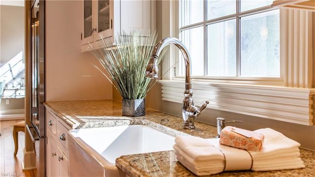 725 W Lake DR, Naples, FL 34102