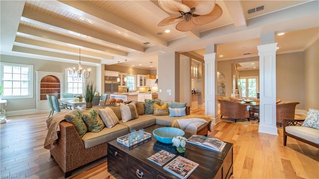 725 W Lake DR, Naples, FL 34102