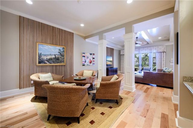 725 W Lake DR, Naples, FL 34102