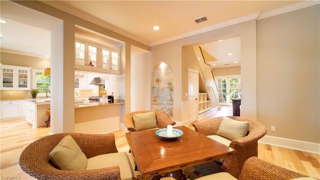 725 W Lake DR, Naples, FL 34102