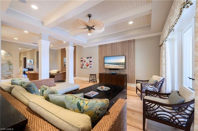 725 W Lake DR, Naples, FL 34102