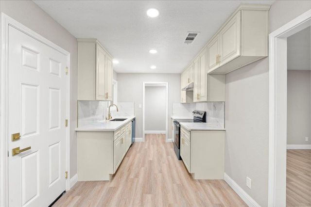 7273 Tamoshanter Way, Sacramento, CA 95822