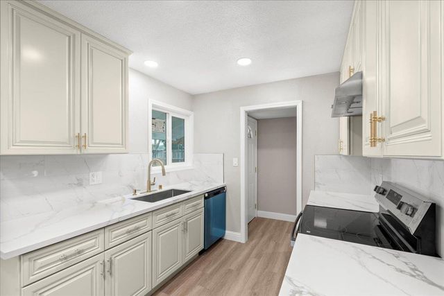 7273 Tamoshanter Way, Sacramento, CA 95822