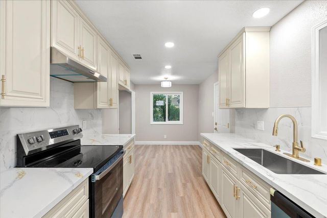 7273 Tamoshanter Way, Sacramento, CA 95822