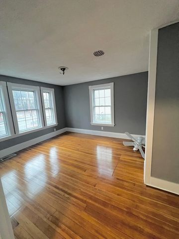 44 Lincoln St, Hudson, MA 01749