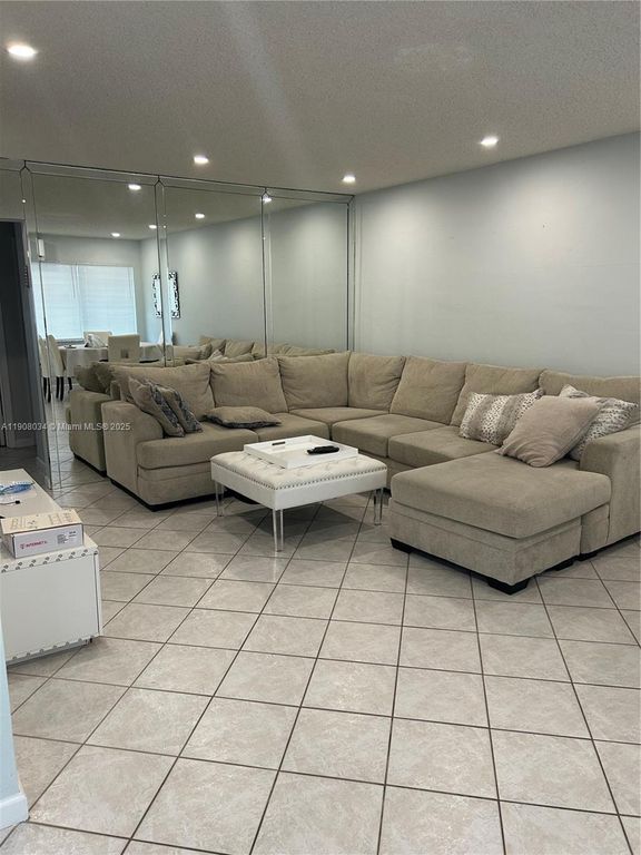 800 SW 11th Ave 19A, Hallandale Beach, FL 33009