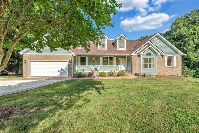 900 Lakemount DR, Moneta, VA 24121
