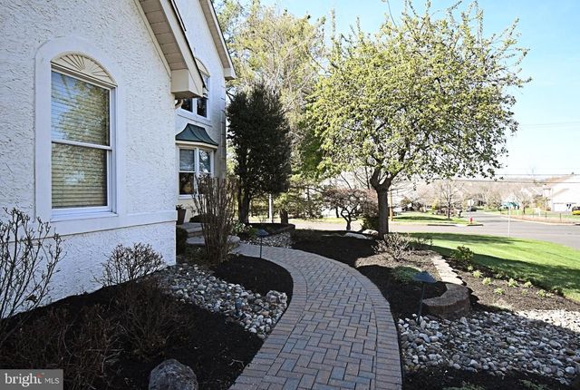 27 ARABIAN WAY, Holland, PA 18966