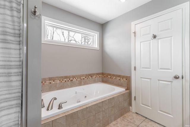 4318 Huntington Ridge Circle, Newburgh, IN 47630