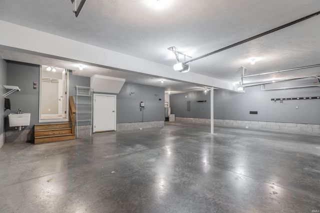 4318 Huntington Ridge Circle, Newburgh, IN 47630