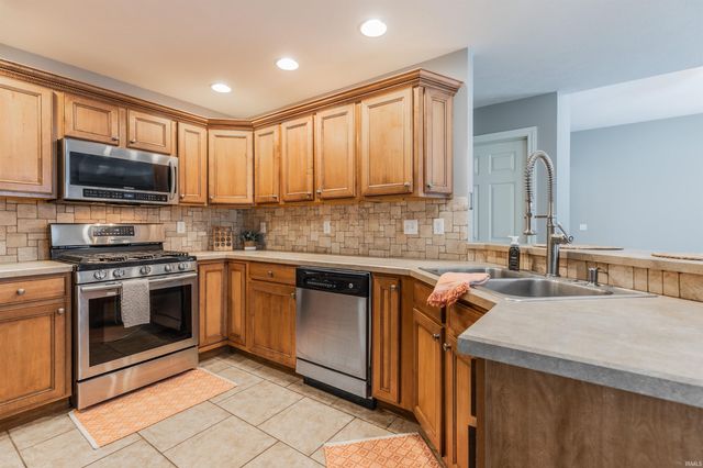 4318 Huntington Ridge Circle, Newburgh, IN 47630